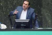 عضو کمیسیون اقتصادی مجلس:طبق قانون، قیمت کالا‌های اساسی باید به نرخ شهریور ۱۴۰۰ باشد/ دولت می‌گوید ارائه کالابرگ یا یارانه نقدی به مردم اختیاری است؛ ما چنین چیزی را قبول نداریم/ قانون تأکید کرده باید به مردم کالابرگ داده شود/ ما در قانون اختیار نداریم؛ قانون الزام آور است