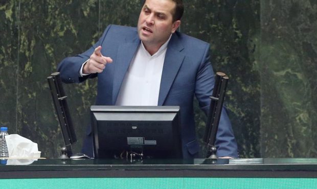 عضو کمیسیون اقتصادی مجلس:طبق قانون، قیمت کالا‌های اساسی باید به نرخ شهریور ۱۴۰۰ باشد/ دولت می‌گوید ارائه کالابرگ یا یارانه نقدی به مردم اختیاری است؛ ما چنین چیزی را قبول نداریم/ قانون تأکید کرده باید به مردم کالابرگ داده شود/ ما در قانون اختیار نداریم؛ قانون الزام آور است