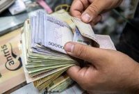 وزیر اقتصاد: در عرضه خودرو در بورس ۲۷۵۰ میلیارد تومان پول کمتری نسبت به بازار آزاد پرداخت شده/ میزان درآمد‌های دولت مانع افزایش حقوق کارمندان نسبت به تورم می‌شود