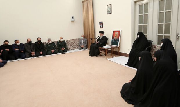 رهبر انقلاب اسلامی در دیدار خانواده و اعضای ستاد بزرگداشت سردار سلیمانی: کار بزرگ شهید سلیمانی حفظ، رشد دادن، مجهز کردن و احیای جبهه مقاومت بود