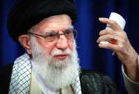 رهبر انقلاب: در قضایای اخیر، در دلم به مهندسی خوب دشمن «آفرین» گفتم/ نقشه دشمن، جامع اما محاسبه آنها غلط بود/ وضعیت اقتصادی کشور خوب نیست؛ این مشکل زمینهای بود که از آن استفاده کنند/ خیال میکردند با تشویق چند عنصر خودفروخته به پناهندگی به کشوری دیگر و لجنپراکنی علیه ایران، جوانان ما ناامید میشوند/ باید حواسمان باشد؛ اینگونه نباشد که دچار غرور شویم و بگوییم قضایا تمام شد؛ باید در میدان بمانیم رهبر انقلاب: در قضایای اخیر، در دلم به مهندسی خوب دشمن «آفرین» گفتم/ نقشه دشمن، جامع اما محاسبه آنها غلط بود/ وضعیت اقتصادی کشور خوب نیست؛ این مشکل زمینهای بود که از آن استفاده کنند/ خیال میکردند با تشویق چند عنصر خودفروخته به پناهندگی به کشوری دیگر و لجنپراکنی علیه ایران، جوانان ما ناامید میشوند/ باید حواسمان باشد؛ اینگونه نباشد که دچار غرور شویم و بگوییم قضایا تمام شد؛ باید در میدان بمانیم