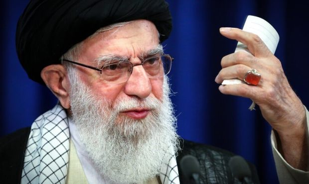 رهبر انقلاب: در قضایای اخیر، در دلم به مهندسی خوب دشمن «آفرین» گفتم/ نقشه دشمن، جامع اما محاسبه آنها غلط بود/ وضعیت اقتصادی کشور خوب نیست؛ این مشکل زمینه‌ای بود که از آن استفاده کنند/ خیال می‌کردند با تشویق چند عنصر خودفروخته به پناهندگی به کشوری دیگر و لجن‌پراکنی علیه ایران، جوانان ما ناامید می‌شوند/ باید حواسمان باشد؛ اینگونه نباشد که دچار غرور شویم و بگوییم قضایا تمام شد؛ باید در میدان بمانیم