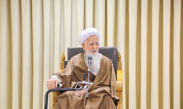 آیت الله جوادی آملی: فقر اقتصادی ننگ است/ ما پیرو علی (ع) هستیم که فرمود «گردن فقر را می‌زنم»/ نباید تنها به فقیر کمک کنیم بلکه باید با فقر مبارزه کنیم