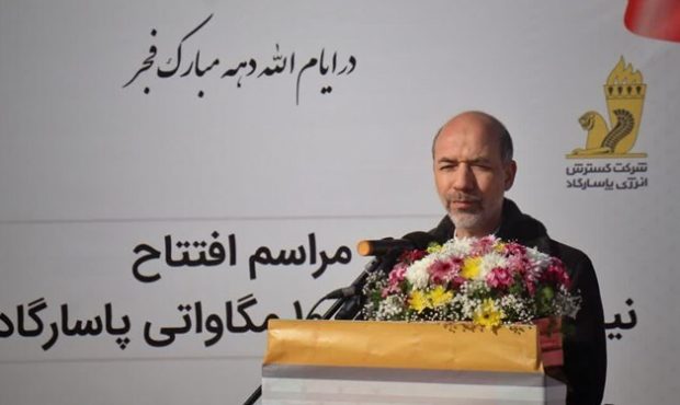 وزیر نیرو: کشور از مرز تولید یک هزار مگاوات انرژی تجدیدپذیر عبور کرد