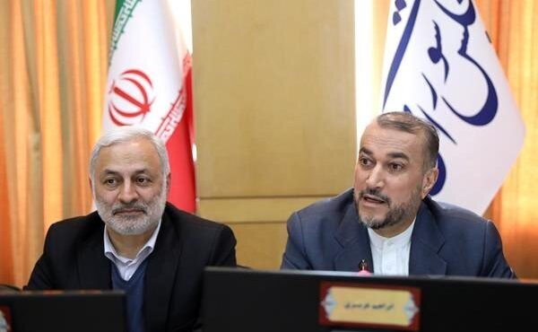 امیرعبداللهیان: همچنان مسیر مذاکرات هستهای باز است/ ایران از موضع انسانی به موضوع تبادل زندانیان توجه میکند؛ واسطههایی از کشورهای منطقه فعال است امیرعبداللهیان: همچنان مسیر مذاکرات هستهای باز است/ ایران از موضع انسانی به موضوع تبادل زندانیان توجه میکند؛ واسطههایی از کشورهای منطقه فعال است