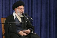 رهبر انقلاب: آن کسانی که شخصیت و هویت خودشان در معرض ویرانی و نابودی است، همه را این‌طور می‌بینند/ در اردیبهشت ۶۹ هم یک گروهی نامه نوشته بودند که «مُلک و ملت به لبه‌ی وحشتناک ویرانی و نابودی رسیده»