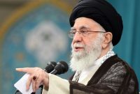 رهبر انقلاب: در آیه «اشداءُ علی الکفّارِ رحماءُ بینَهم»، اشداء به معنای محکم و غیرقابل نفوذ بودن در مقابل دشمنان است که متأسفانه مورد توجه قرار نمی‌گیرد/ ارتباطات خوب با جوامع دیگر، خوب است اما در موضوع نفوذ، جامعه عملاً تحت مدیریت بیگانه قرار می‌گیرد