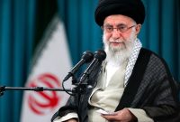 رهبر انقلاب: بعضی ها معتقدند آدم در همه‌ مسائل باید نسخه‌ غرب یعنی لیبرال دموکراسی را عمل کند؛ یعنی اصلاً دین و این حرفها در آن وجود ندارد/ وقتی جمهوری اسلامی می‌آید هم مردم‌سالاری را می‌آورد، هم آزادی را؛ این کار نقشه سردمداران لیبرال دموکراسی را ابطال میکند