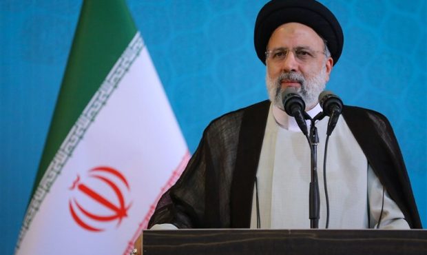 رئیسی: دشمنان یک روز با اغتشاشات خیابانی، روز دیگر با اختلال در بازار ارز و امروز با ایجاد فتنه در مدارس در کشور توطئه می‌کنند/ دولتمردان به هیچ وجه نباید گرفتار حاشیه شوند