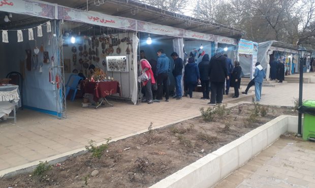 مدیرکل میراث‌فرهنگی، گردشگری و صنایع‌دستی ایلام خبر داد: فروش یک میلیارد و ۴۰۰ میلیون تومان صنایع دستی و سوغات محلی ایلام