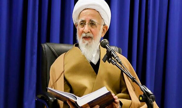 آیت‌الله جوادی آملی: تنها با فقه و اصول نمی‌توان با جامعه ارتباط گرفت/ اگر ما درست عمل کنیم یعنی نجومی نباشد، اختلاسی نباشد، گرانی نباشد، مردم به قانون احترام می‌گذارند