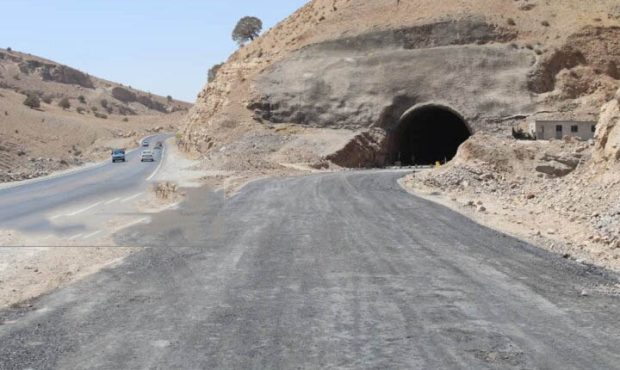 مدیرکل راه و شهرسازی ایلام از مسدود شدن تونل های یک و ۲ مسیر ایلام – مهران خبر داد