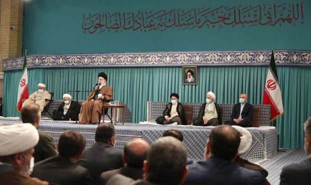 در دیدار جمعی از مردم، مسئولان نظام و سفرای کشورهای اسلامی؛ رهبر انقلاب: راهبرد امروز جهان اسلام باید کمک و تقویت عناصر مبارز داخل فلسطین باشد