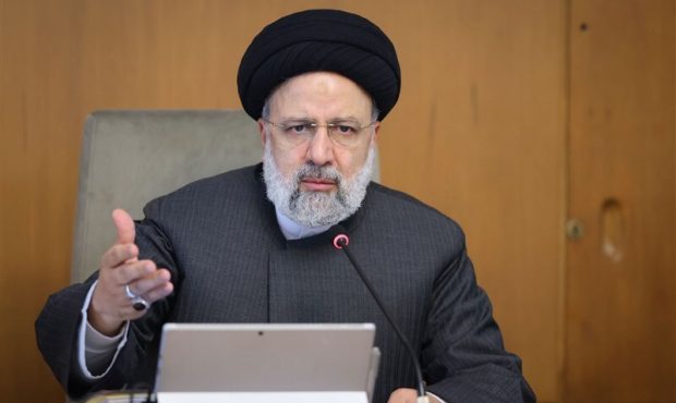 رئیسی: با متخلفانی که با قیمت ریال کالا تولید و با قیمت ارز عرضه می‌کنند،‌ برخورد قاطع شود