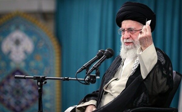 رهبر انقلاب: مسائل گوناگون کشور مگر قابل رفراندوم است؟ کجای دنیا این کار را می‌کنند؟ / مگر همه مردم که باید در رفراندوم شرکت کنند امکان تحلیل آن مسئله را دارند؟ این چه حرفی است؟