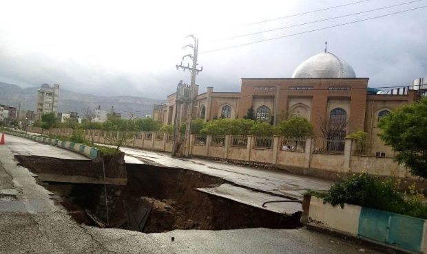 رییس شورای اسلامی شهر ایلام تاکید کرد: بازسازی کامل سیلبندهای ایلام نیازمند یک هزار و ۵۰۰ میلیارد تومان اعتبار است