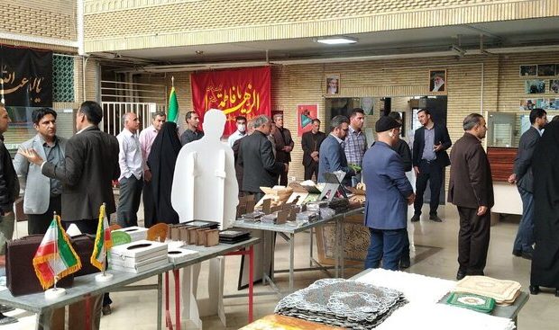 نمایشگاه «بهار در بهار» در ایلام گشایش یافت نمایشگاه «بهار در بهار» در ایلام گشایش یافت