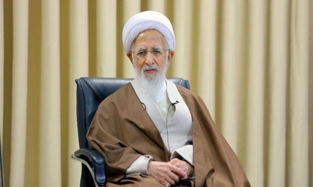 آیت الله جوادی آملی: موی سر همچون صورت، از زیبایی های یک خانم است ولی زکات جمال، عفاف است؛ اما وقتی دختران ببیند که با اختلاس، می خواهند فقر را بر او تحمیل کنند، آن وقت دیگر این حرفها را هم نمی پذیرد