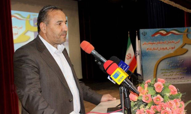 استاندار ایلام در آیین گرامیداشت مقام معلم تاکید کرد: رسالت معلمان هدایتگری انسانها است