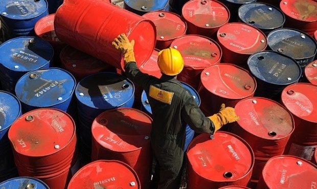 افت قیمت نفت در پی گزارش‌هایی دربارۀ «نزدیک شدن» ایران و آمریکا به توافق هسته‌ای