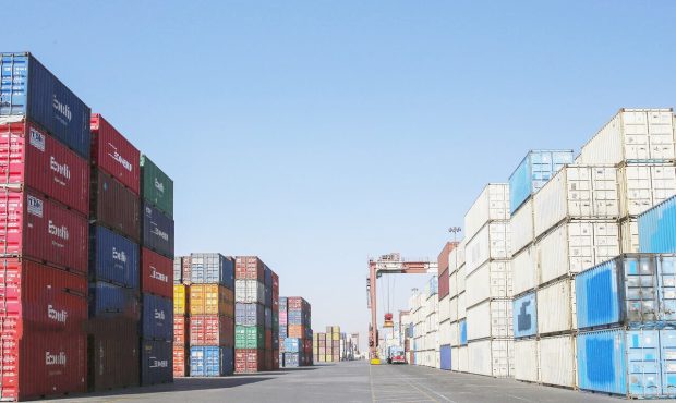 مرز مهران یکی از مهمترین گذرگاه‌های صادراتی به کشور عراق شناخته می شود