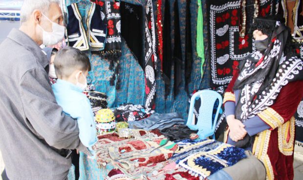 آغاز بکار نمایشگاه صنایع دستی و سوغات‌محلی در چهار شهرستان ایلام