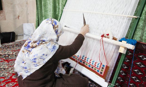 فرش دستبافت یکی از مهمترین ظرفیت های اقتصادی ایلام شناخته می شود