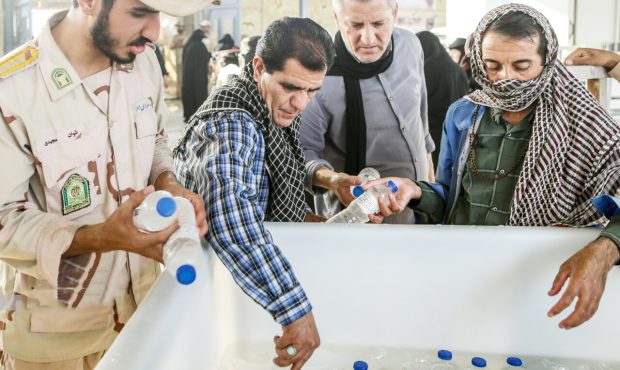 مدیرعامل شرکت آبفا ایلام از آبرسانی سیار به پایانه عراق در آن سوی مرز مهران با تانکر خبر داد