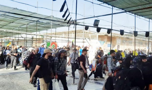 فرمانده انتظامی استان ایلام از تردد ۱۴۷هزار زائر طی ۲۴ ساعت گذشته از مرز مهران خبر داد فرمانده انتظامی استان ایلام از تردد ۱۴۷هزار زائر طی ۲۴ ساعت گذشته از مرز مهران خبر داد