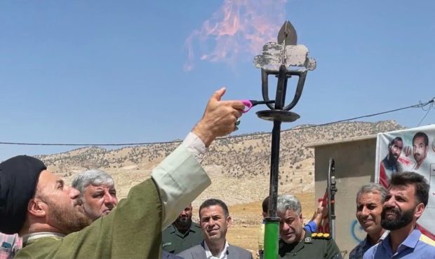 بمناسبت بزرگداشت هفته دولت؛ مشعل گاز در روستای بلوطستان شوهان روشن شد