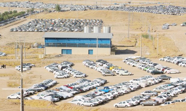 فرمانده انتظامی ایلام از انتقال خودروهای رها شده در شهر مهران به پارکینگ خبر داد