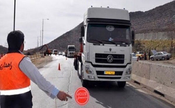 رئیس پلیس راه استان ایلام از ممنوعیت تردد کامیون و تریلرها در محورهای منتهی به مهران خبر داد رئیس پلیس راه استان ایلام از ممنوعیت تردد کامیون و تریلرها در محورهای منتهی به مهران خبر داد