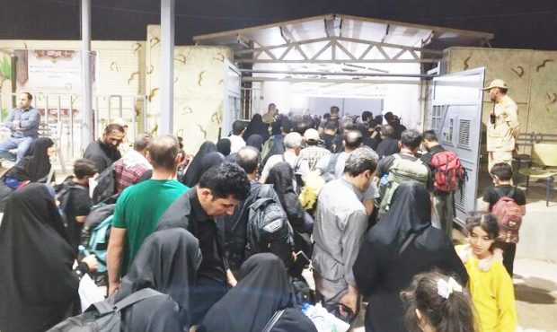 معاون استانداری ایلام خبر داد: توزیع آب خنک بین زوار در نقطه صفر مرزی مهران