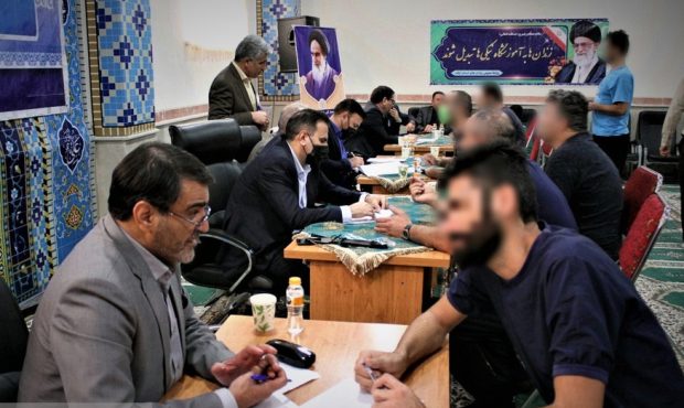 به مناسبت هفته دفاع مقدس انجام گرفت؛ ارائه مشاوره حقوقی و قضایی رایگان به زندانیان استان ایلام