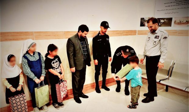 سربازان ایلامی حقوق خود را برای تهیه نوشت‌افزار فرزندان زندانیان نیازمند هدیه دادند