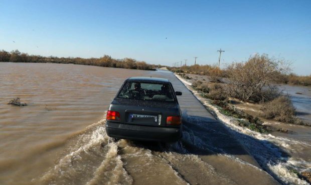 رانندگان و عابران از تردد بر روی سیل بندهای شهر ایلام خودداری کنند رانندگان و عابران از تردد بر روی سیل بندهای شهر ایلام خودداری کنند