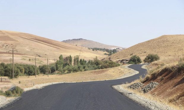 مدیرکل راهداری و حمل و نقل جاده ای خبر داد: عملیات اجرایی ۵۵ کیلومتر راه روستایی ایلام در دست اقدام است