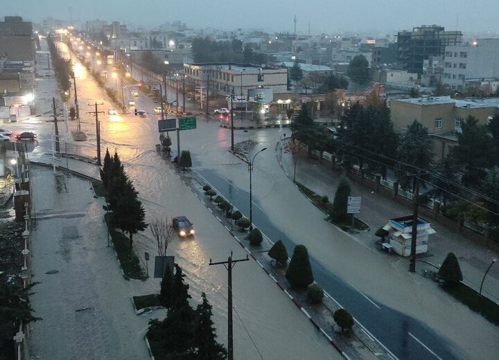 فیلم| آبگرفتگی معابر و گیر افتادن خودروها در بلوار های شهر ایلام