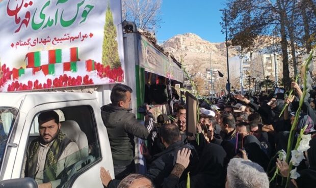 حضور پرشور مردم در مراسم تشییع پیکر شهدای گمنام در ایلام حضور پرشور مردم در مراسم تشییع پیکر شهدای گمنام در ایلام