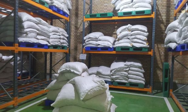 سرپرست گمرک استان از کشف ۳۸۱ میلیارد و ۹۴۴ میلیون ریال کالای قاچاق در گمرک ایلام خبر داد سرپرست گمرک استان از کشف ۳۸۱ میلیارد و ۹۴۴ میلیون ریال کالای قاچاق در گمرک ایلام خبر داد