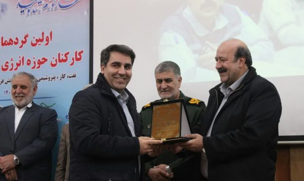 مدیرعامل پالایشگاه گاز ایلام نشان درجه یک اقتصاد مقاومتی دریافت کرد