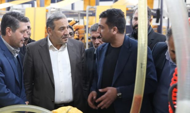 در نخستین روز از دهه فجر انقلاب اسلامی و با حضور استاندار ایلام؛ واحد تولیدی نخ تابان زرین‌دست واقع در شهرک صنعتی ایلام افتتاح شد