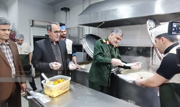 فرمانده سپاه از توزیع ۶۷ هزار پرس غذای گرم در بین نیازمندان ایلامی در ماه رمضان خبر داد فرمانده سپاه از توزیع ۶۷ هزار پرس غذای گرم در بین نیازمندان ایلامی در ماه رمضان خبر داد