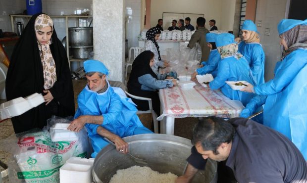 مدیرکل کمیته امداد امام خمینی(ره) استان ایلام خبر داد: راه اندازی ۱۵۰ آشپزخانه و توزیع ۲۰۰ هزار پرس غذا در بین مددجویان این نهاد در استان مدیرکل کمیته امداد امام خمینی(ره) استان ایلام خبر داد: راه اندازی ۱۵۰ آشپزخانه و توزیع ۲۰۰ هزار پرس غذا در بین مددجویان این نهاد در استان