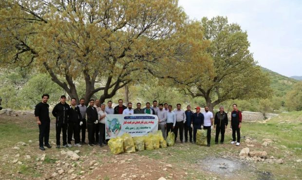 پاکسازی قسمتی از طبیعت دره ارغوان توسط جمعی از کارکنان شرکت گاز  ایلام