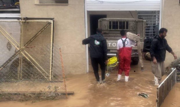 امدادرسانی نجاتگران هلال احمر استان ایلام به ۵۴ نفر متاثر از سیل و آبگرفتگی/تخلیه آب ۱۲ منزل مسکونی در استان