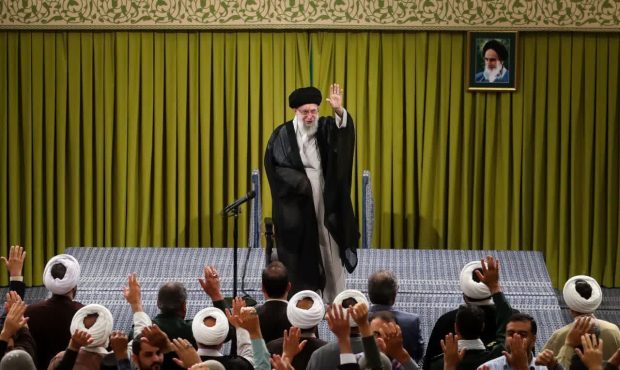 در دیدار مردمی عید غدیر؛ رهبر انقلاب: مشارکت حداکثری و انتخاب اصلح در انتخابات مهم است در دیدار مردمی عید غدیر؛ رهبر انقلاب: مشارکت حداکثری و انتخاب اصلح در انتخابات مهم است