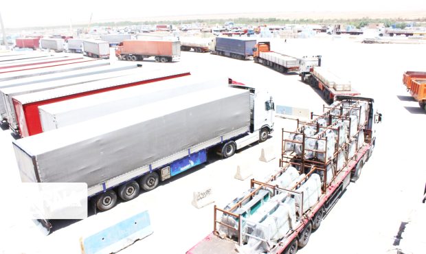 سرپرست گمرک استان ایلام خبر داد: بیش از ۴۰۵ میلیون دلار کالا از مرز مهران به عراق صادر شد