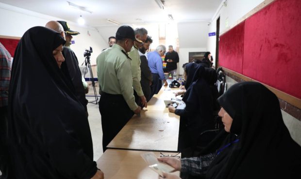 فرماندار مهران خبر داد: جمع‌آوری آرای زائران در پایانه مرزی مهران از طریق شعبه سیار انجام می شود