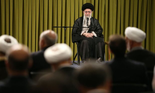 در دیدار مسئولان دستگاه قضا: رهبر انقلاب: آقایان نامزدها در مباحثات خود از اظهارات دشمن شادکن پرهیز کنند